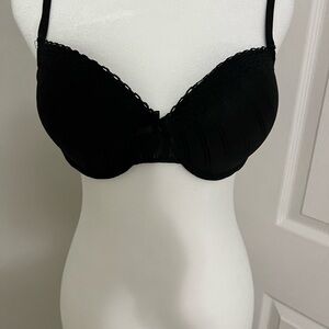BODY EMBRACE : Black padded underwire TSHIRT bra.  Size 38C